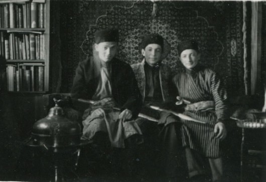 Wilno. Chłopcy karaimscy w strojach narodowych (zdjęcie pochodzi z archiwum Karaimów Polskich)