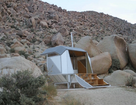 Andrea Zittel Small Liberties, 2006. Zaprojektowane przez Artystkę kapsuły Living Units i Escape Vehicles, ulokowane wokół jej kalifornijskiego domu na pustyni w Joshua Tree, można zakupić lub wypożyczyć.