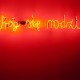 Hubert Czerepok, "Wróg się rodzi", neon, 160 x 40 cm, 2007 (dzięki uprzejmości Stowarzyszenia Zachęty Sztuki Współczesnej w Szczecinie)