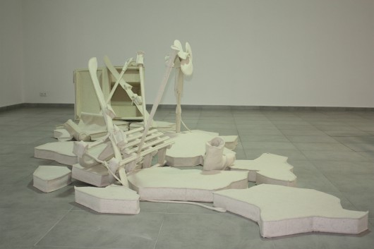 Marcin Berdyszak, Kulturowy stereotyp rozumienia twórczości Beuysa, 2006 - zdjęcie z wystawy w Popradzie na Słowacji z 2010 r. (zdjęcie udostępnione przez organizatora)