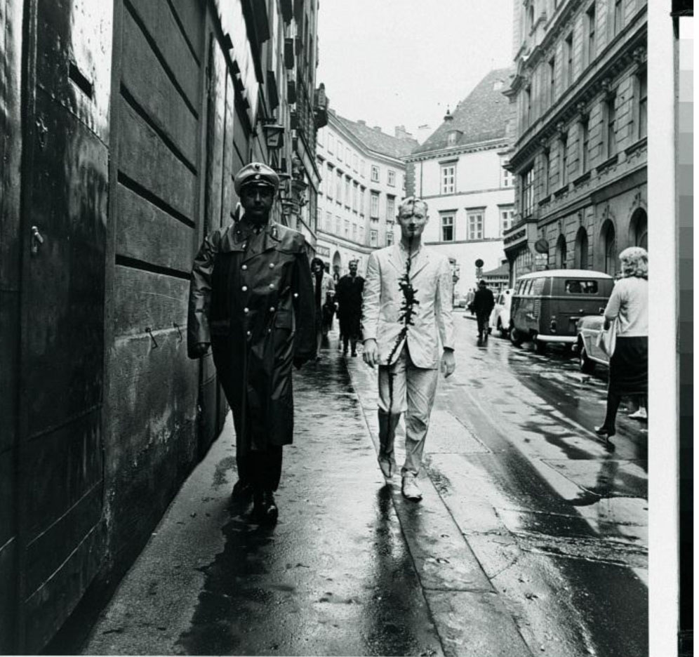 Günter Brus, z 16-częściowej serii, Spacer po Wiedniu, fotografia czarno-biała, 1965 (źródło: materiał prasowy organizatora)