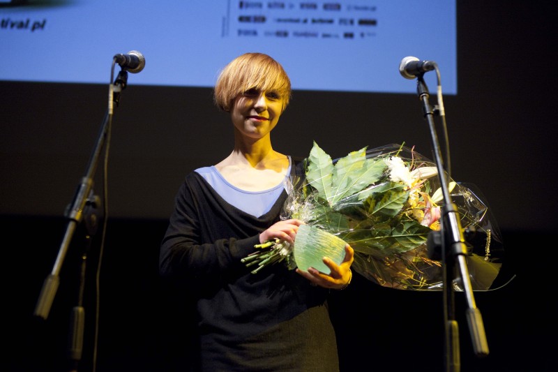 Weronika Adamowska z Against Gravity odbiera nagrodę dla filmu Szczęście Ty Moje (źródło: materiał prasowy organizatora)