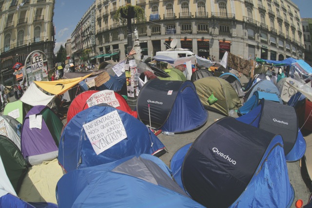 Architektura namiotów: Madryt, Puerta del Sol, 2011, fot. Żwirek (źródło: materiały prasowe organizatora)