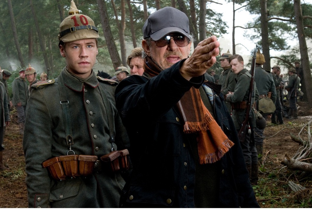 Steven Spielberg ustawia ujęcie na planie zdjęciowym filmu Czas wojny (fot. Andrew Cooper, SMPSM Dream Works II Distribution Co.,LLC, All rights reserved; źródło: materiał prasowy dystrybutora)