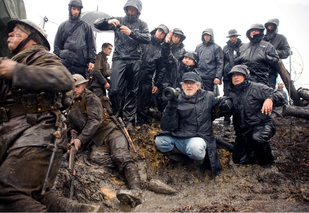Steven Spielberg ustawia ujęcie na planie zdjęciowym filmu Czas wojny (fot. Andrew Cooper, SMPSM Dream Works II Distribution Co.,LLC, All rights reserved; źródło: materiał prasowy dystrybutora)