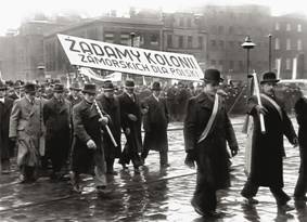 Katowice, 1938. Przedstawiciele Ligi Morskiej i Kolonialnej podczas pochodu w czasie obchodów Dni Kolonialnych. Fot. Czesław Datka