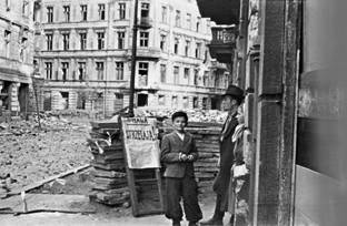 Wrzesień 1944. Cywile w bramie przy ul. Koszykowej 29. Fot. Marian Grabski Wyrwa, Muzeum Powstania Warszawskiego