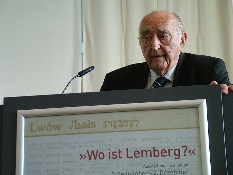 Leopold Unger przemawiający podczas otwarcia wystawy "Gdzie jest Lwów?" w berlińskiej synagodze - 2 września 2007 r. (źródło: Wikipedia, na zasadach licencji CC)