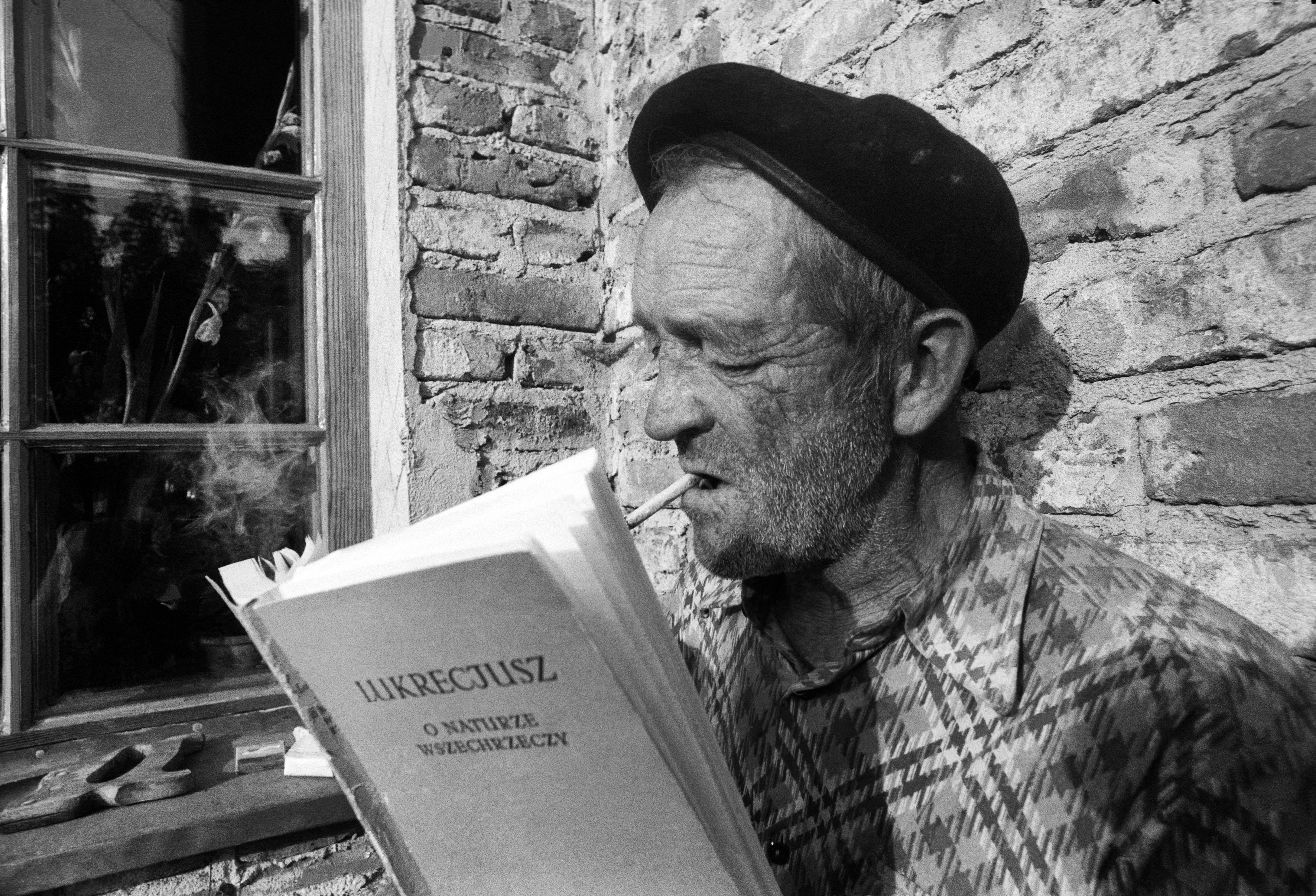 Warszawa, 07.1977. Zdun czyta Lukrecjusza. Fot. Aleksander Jałosiński/FORUM (źródło: materiał prasowy organizatora, DSH)