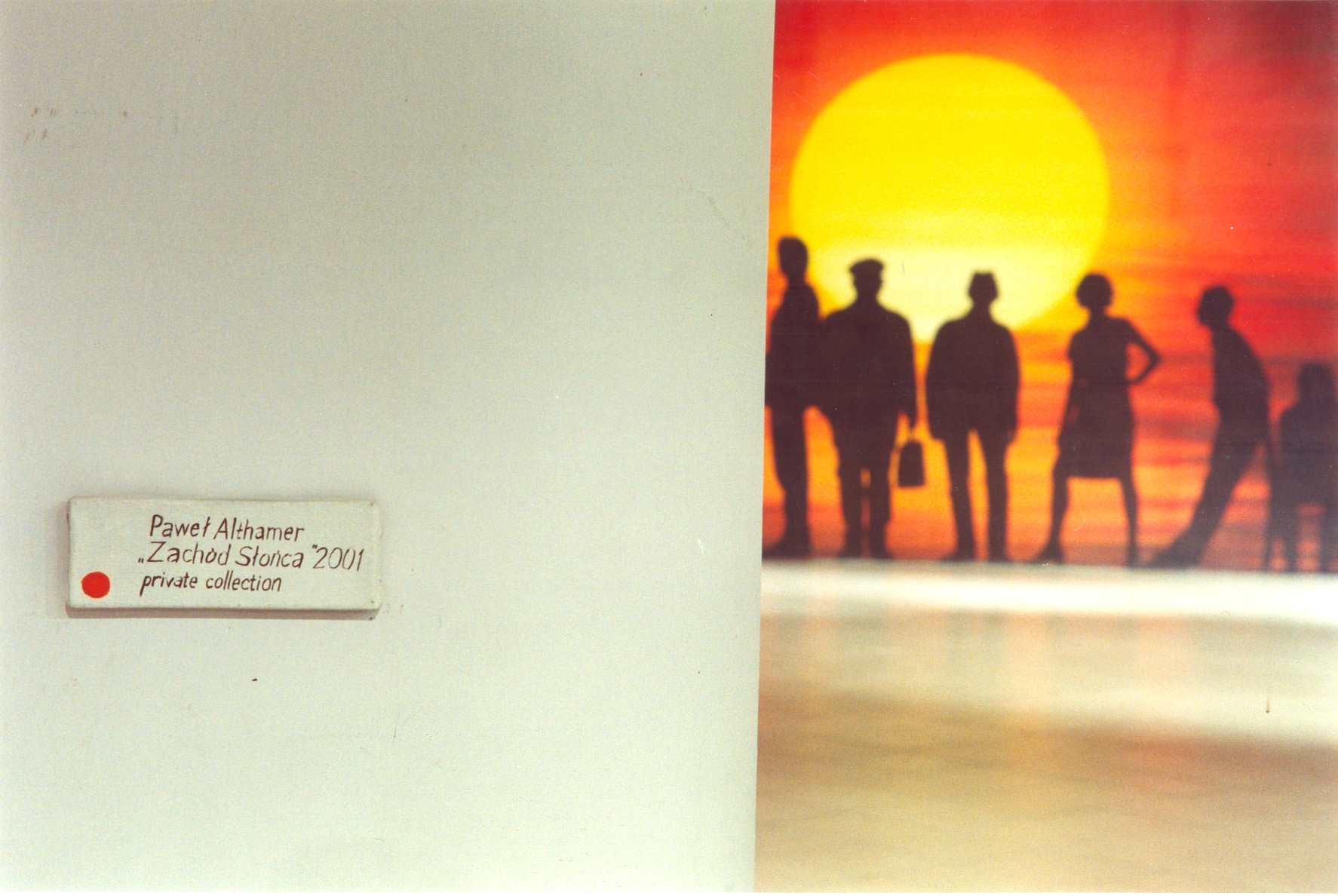 „Zawody malarskie”, kurator Adam Szymczyk, Galeria Bielska BWA 2001, na pierwszym planie praca Pawła Althamera „Zachód słońca” 2001, w głębi Piotra Uklańskiego „Galeria Foksal”, fot. arch. Galerii Bielskiej BWA