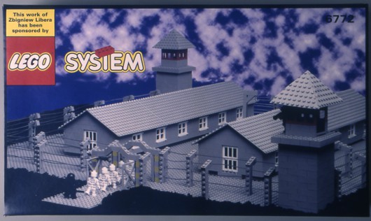 Lego. Obóz  koncentracyjny- Zbigniew Libera, 1996 (źródło: materiały prasowe MSN w Warszawie)