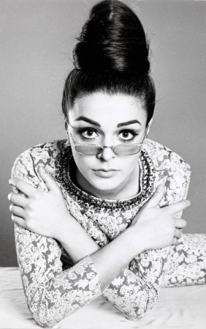 Katarina Sarnitz (Noever) w srebrnej sukni od Étoile, 1964/65, Foto: Roland Pleterski/WestLicht/AnzenbergerAgency