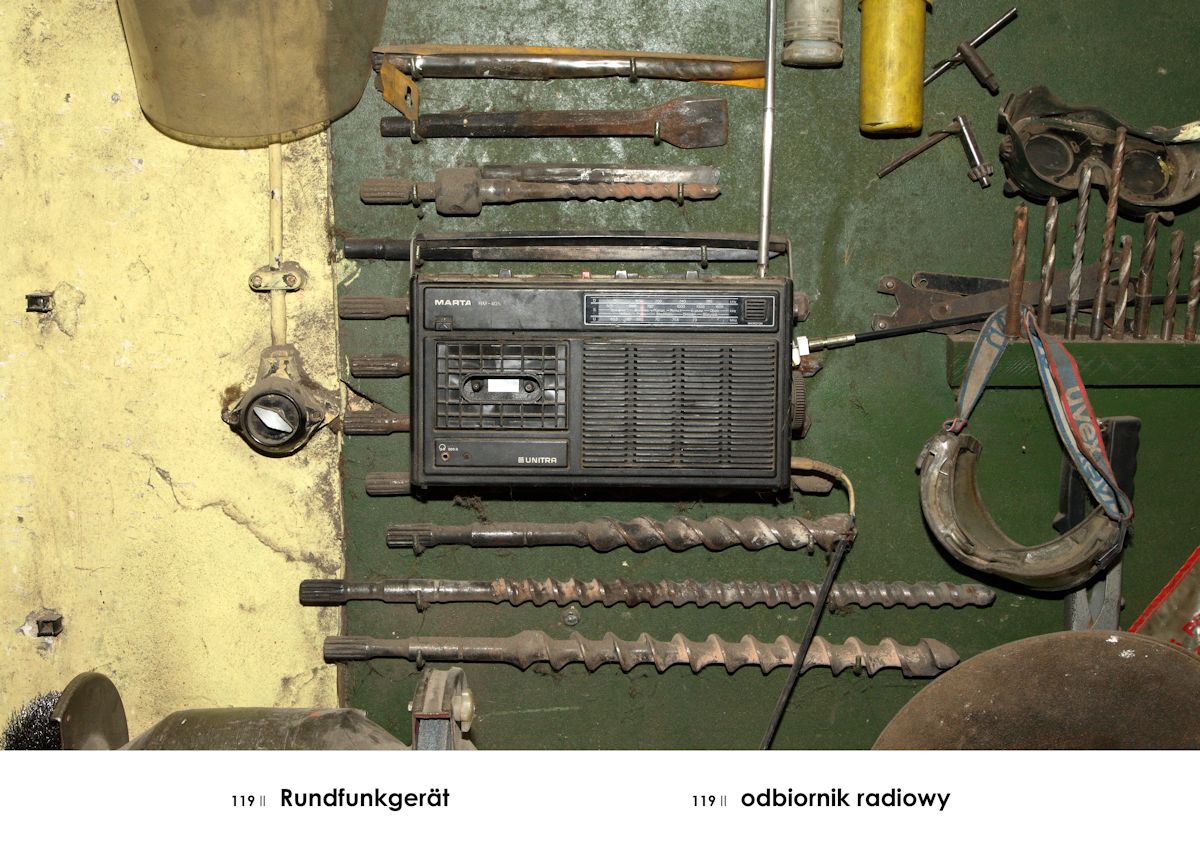 Andrzej Tobis, „Odbiornik radiowy”, z cyklu „A-Z” („Gabloty edukacyjne”), 2007 (źródło: materiał prasowy)