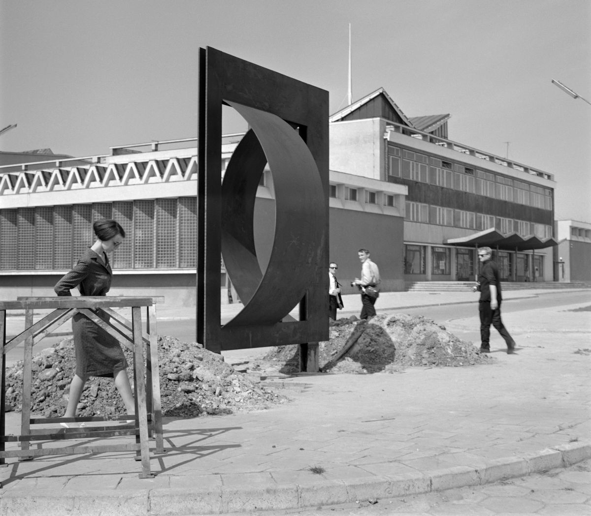 Bogdan Łopienski, „I Biennale Form Przestrzennych w Elblągu”, fotoreportaż, 1965 (źródło: materiał prasowy)