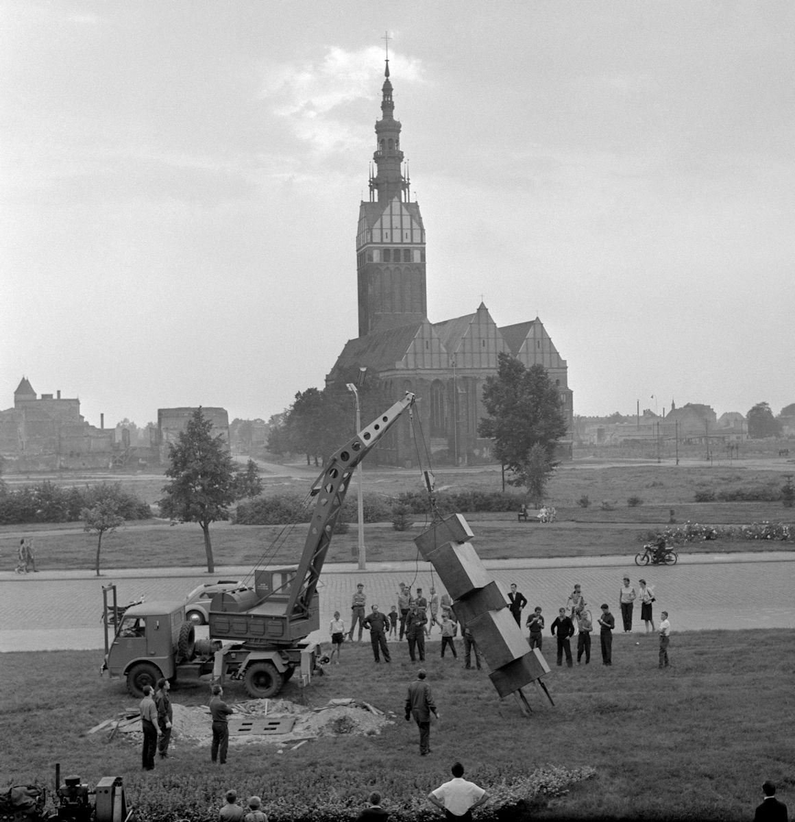 Bogdan Łopienski, „I Biennale Form Przestrzennych w Elblągu”, fotoreportaż, 1965 (źródło: materiał prasowy)