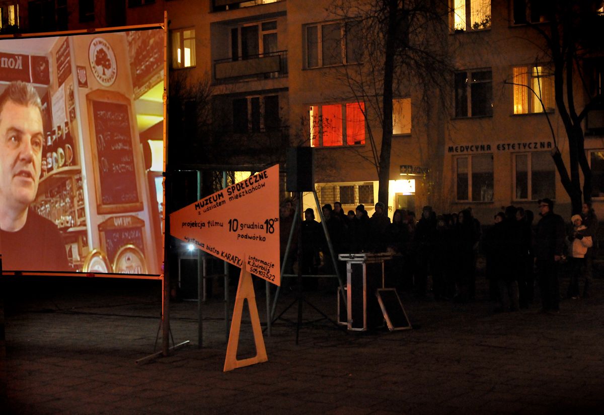 Krzysztof Żwirblis, „Muzeum społeczne”, Muranów, grudzień 2011, dokumentacja finału akcji, fot. Agnieszka Indyk (źródło: materiał prasowy)