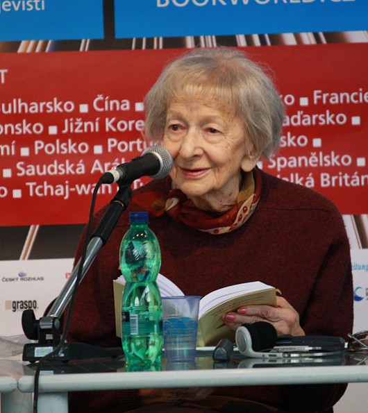 Wisława Szymborska reeds at Book World 2010, Prague, Czech Republic. Fot. Juan de Vojníkov 2010 (źródło: Wikipedia. Wolna Encyklopedia))