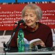 Wisława Szymborska reeds at Book World 2010, Prague, Czech Republic. Fot. Juan de Vojníkov 2010 (źródło: Wikipedia. Wolna Encyklopedia))