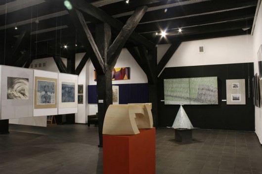 Ubiegłoroczna ekspozycja „Dzieła Roku” w Galerii Wozownia (źródło: materiały prasowe)