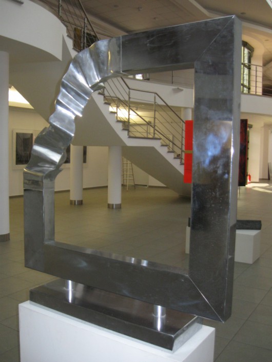 Kazimierz Karpiński, Kompozycja przestrzenna „Rama 2”, 2005, stal nierdzewna, 100 x 100 cm, fot. Małgorzata Dzięgielewska (źródło: materiały prasowe organizatora)