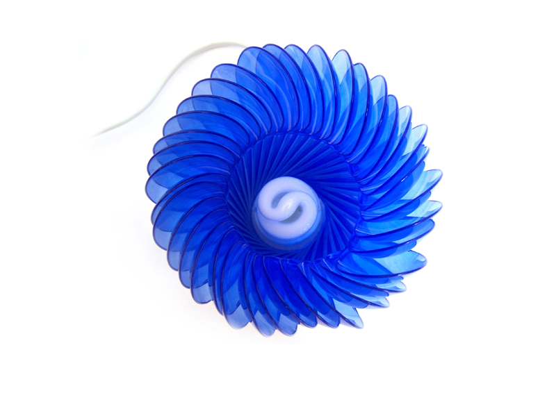 Ejtu, „spoonflower”, lampa wykonana z łyżeczek jednorazowych oraz butelki plastikowej (źródło: materiały prasowe)