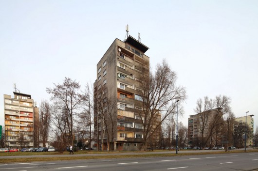 Punktowce z „latającymi dachami” w pobliżu Ronda Czyżyńskiego, os. Kolorowe, grudzień 2011, fot. Tomasz Kalarus, wł. MHK (źródło: materiał prasowy)