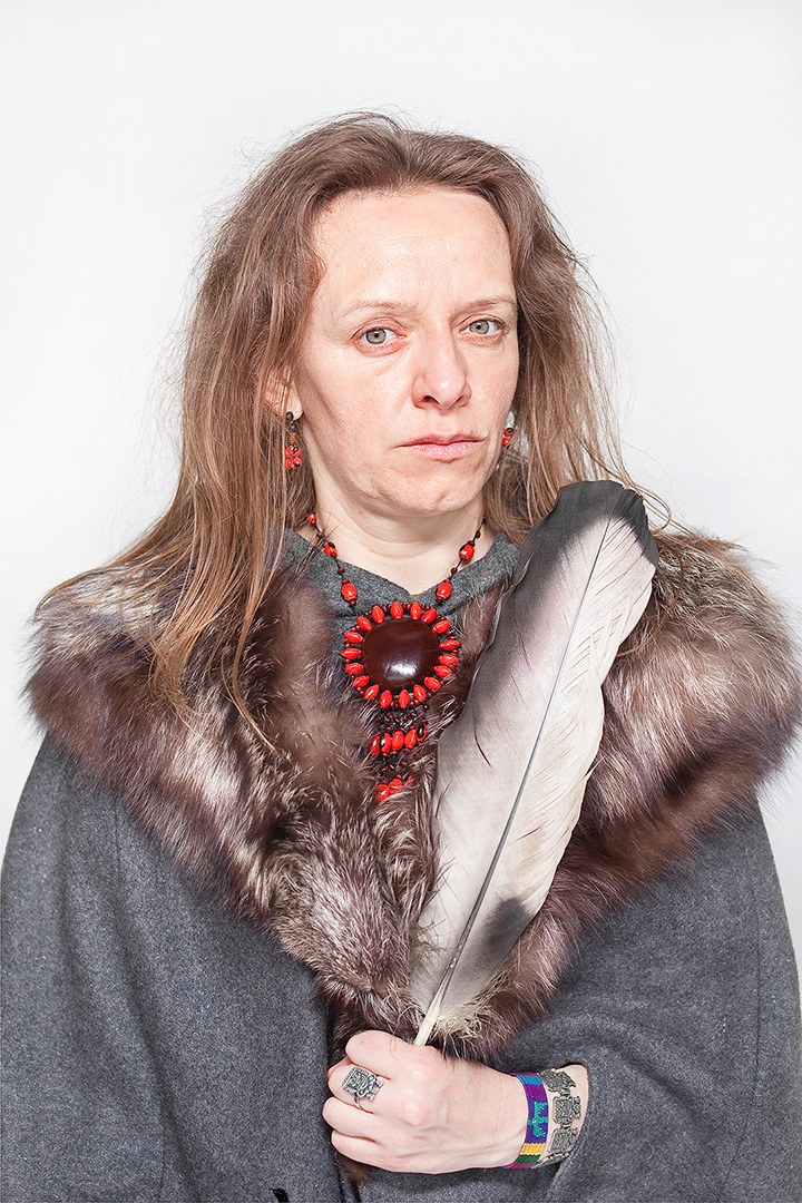 Katarzyna Majak „Bea – ta, która słucha lasu” z cyklu „Kobiety Mocy/ Women of Power”, 2011, dzięki uprzejmości artystki i Porter Contemporary Gallery NY (źródło: materiały prasowe)
