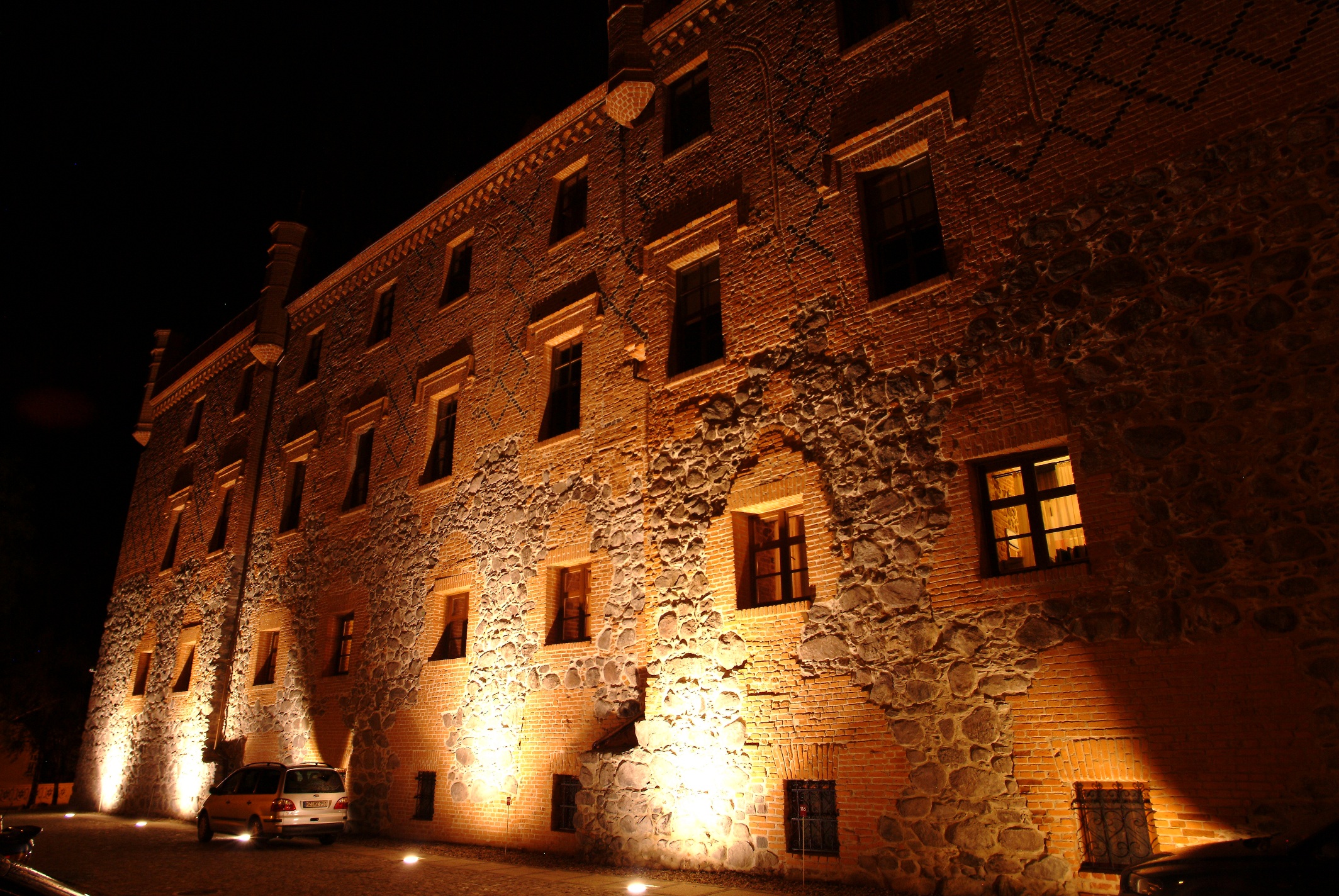 Zamek w Rynie nocą (źródło: materiały prasowe)