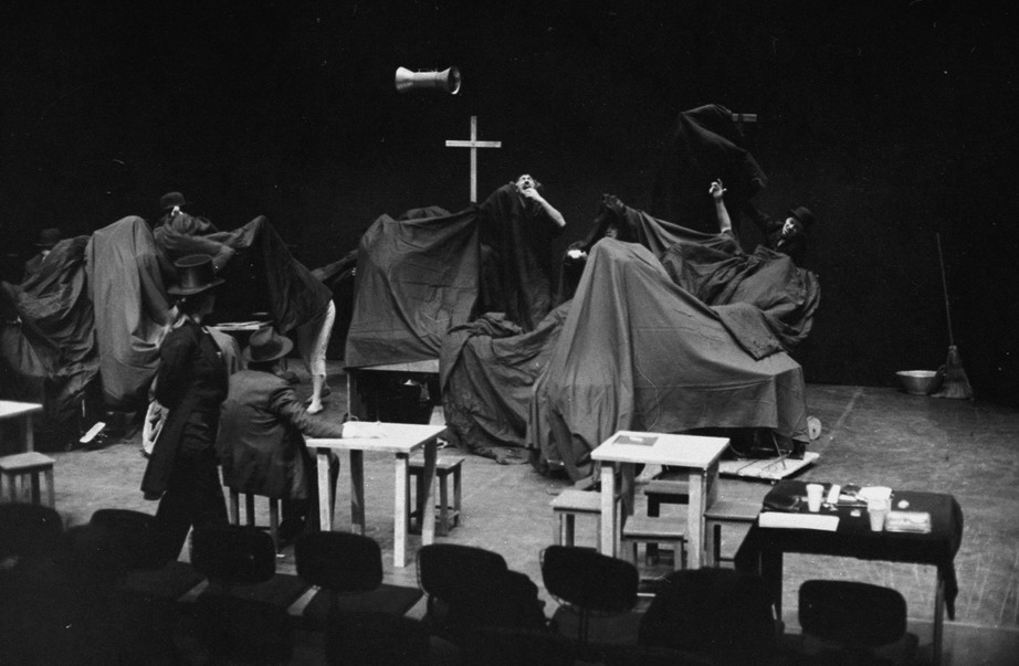 „Wielki Ambalaż na koniec XX-go wieku” - scena ze spektaklu „Nigdy tu już nie powrócę” Teatru Cricot 2, fot. Jacquie Bablet (źródło: materiały prasowe organizatora)