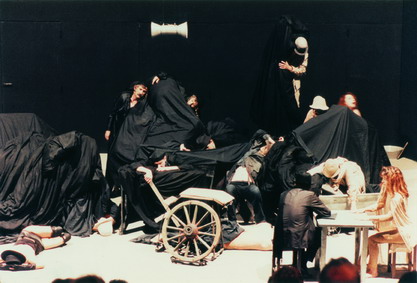 „Wielki Ambalaż na koniec XX-go wieku” - scena ze spektaklu „Nigdy tu już nie powrócę”, fot. Tomasso Le Pera (źródło: materiały prasowe organizatora)