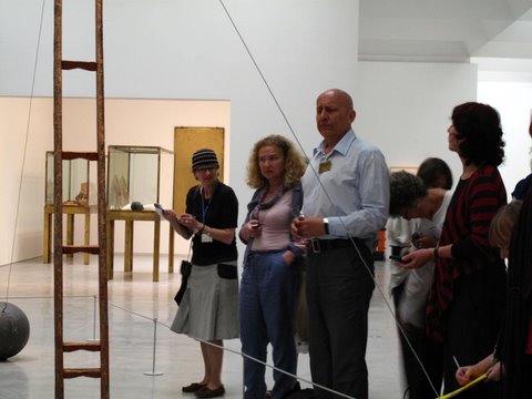 obok „Scala Napoletana” J. Beuysa, w głębi „Palazo Regale”J. Beuysa, wystawa „Beuys-Kantor – Remembering”, Israel Museum w Jerozolimie, fot. Natalia Zarzecka (źródło: materiały prasowe organizatora)