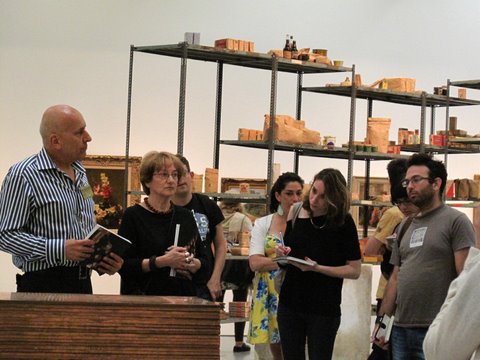 Jaromir Jedliński i Suzanne Landau obok dzieł „Fond IV-4” i „Wirtschaftswerte” J. Beuysa, wystawa „Beuys-Kantor – Remembering”, Israel Museum w Jerozolimie, fot. Natalia Zarzecka (źródło: materiały prasowe organizatora)