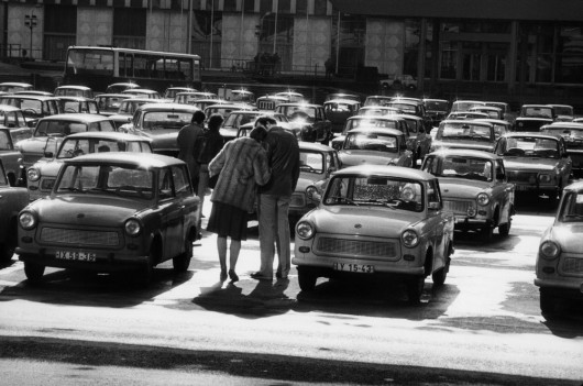 Harald Hauswald, „Berlin, Marx-Engels-Platz (obecnie plac Zamkowy) przed Ministerstwem Spraw Zagranicznych NRD”, 1984 cykl „Codzienność ” (źródło: materiały prasowe MCK)