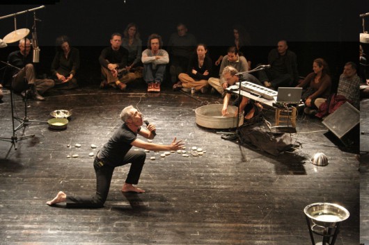 Performance Josefa Sprinzaka w Galerii BWA w Bielsku (źrodło: materiały prasowe)