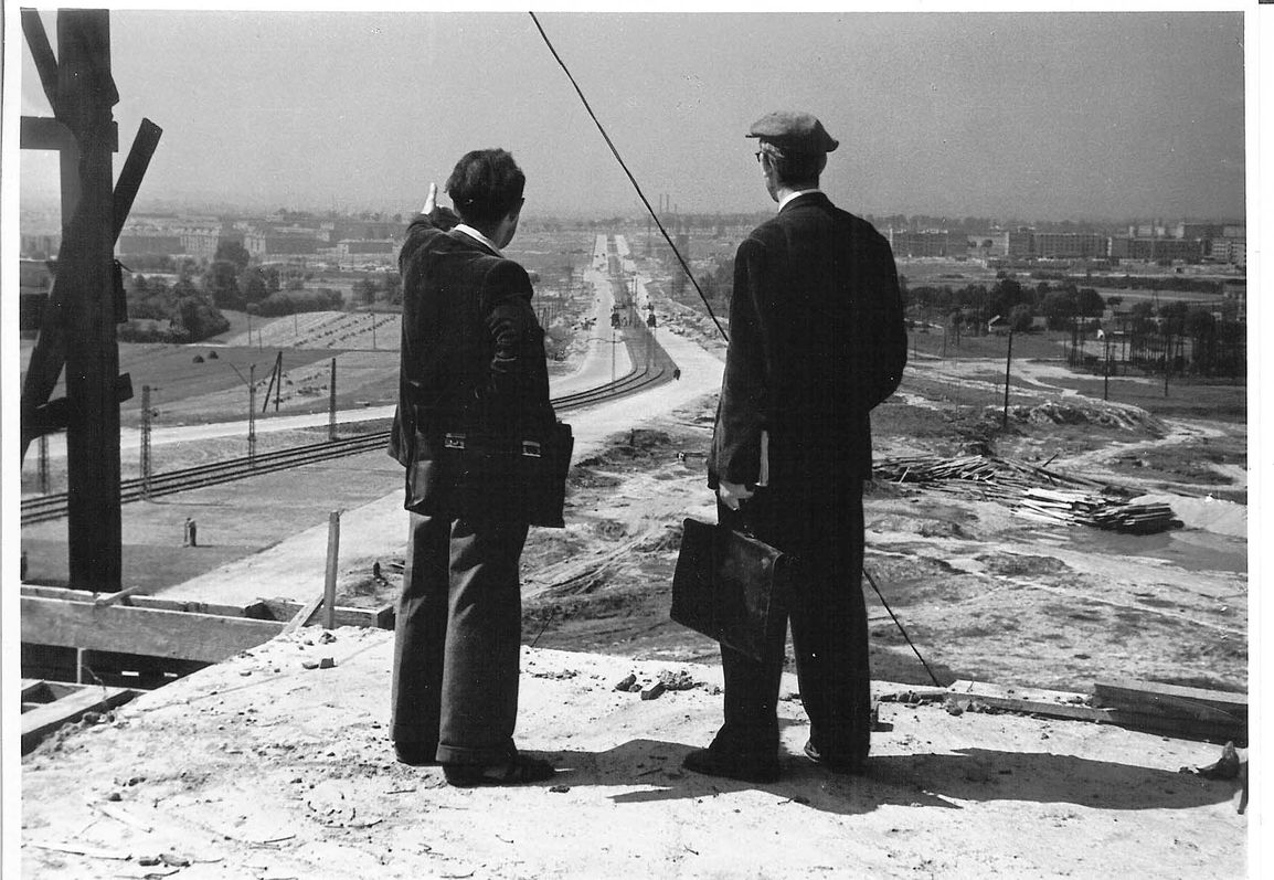 Widok z dachu budującego się Centrum Administracyjnego Kombinatu, ok. 1954 roku (źródło: materiały prasowe organizatora)