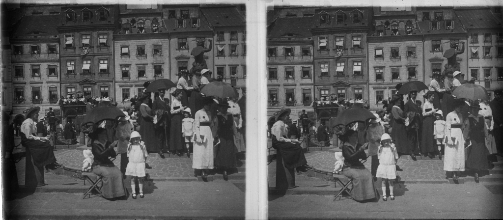 Fot. Zdzisław Marcinkowski, Rynek Starego Miasta. Uroczystość obchodów 125.rocznicy Konstytucji 3 maja. 1916 r., ze zbiorów APW (źródło: mat. pras.)