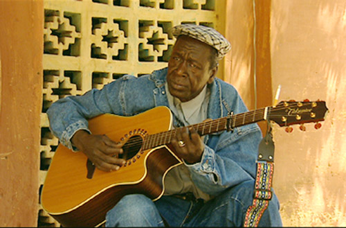 Kadr z filmu „Boubacar Traoré. Zaśpiewam dla ciebie”, reż. Jacques Sarasin (źródło: materiały prasowe dystrybutora)