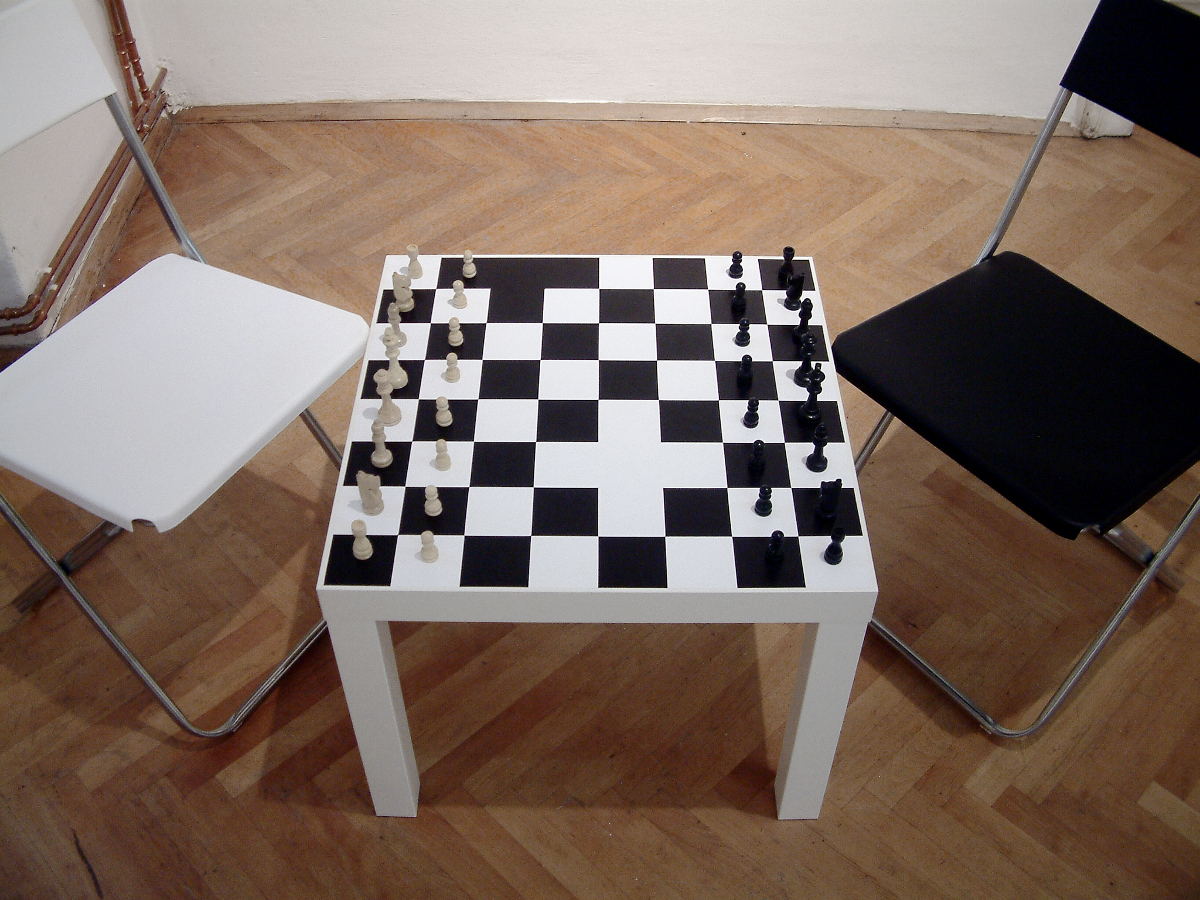 Veronika Tzekova, „Przestawienie”, Interwencja na planszy szachowej oraz IKEA, Stolik bez stron, 2012 (źródło: materiały prasowe)