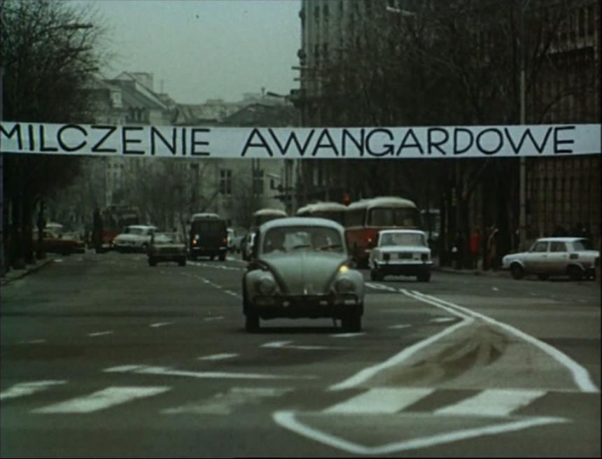 Andrzej Partum, „Milczenie awangardowe”, fragment filmu „Żywa galeria” Józefa Robakowskiego, 1974-1975, film 35 mm, 24'59'' (kadr z filmu), Kolekcja Galerii Wymiany (źródło: materiał prasowy organizatora)