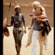 Werner Herzog, Klaus Kinski i statystka na planie filmu „Cobra Verde”, Ghana 1987, copyright Deutsche Kinemathek (źródło: materiały prasowe organizatora)