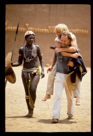 Werner Herzog, Klaus Kinski i statystka na planie filmu „Cobra Verde”, Ghana 1987, copyright Deutsche Kinemathek (źródło: materiały prasowe organizatora)