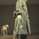 Kuba Bąkowski, „Chłopiec i jego pies”, żywica epoksydowa, styropian, wojskowe gumowe ubrania ochronne, plastik, 2006 (źródło: materiały prasowe organizatora)