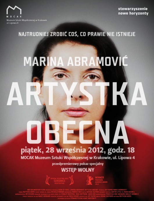 „Marina Abramović: artystka obecna”, plakat, Muzeum Sztuki Współczesnej MOCAK w Krakowie (źródło: materiały prasowe organizatora)