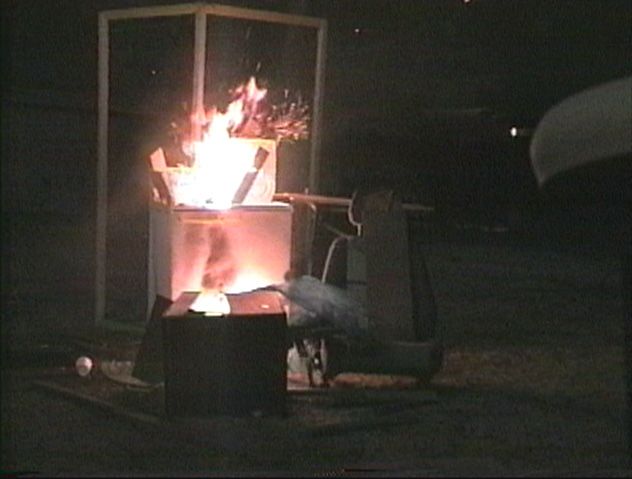 Satoru Tamura, „At the end, the washer burns”, 2000, kadr video, dzięki uprzejmości TEZUKAYAMA GALLERY, Osaka (źródło: materiały prasowe organizatora)