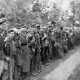 Szczebrzeszyn, 30 lipca 1944. Por. Tadeusz Kuncewicz „Podkowa” (pierwszy z prawej) z batalionem zbornym 27 Wołyńskiej Dywizji Piechoty Armii Krajowej, z którym jego oddział kwaterował od lipca 1944. Fot. NAC
