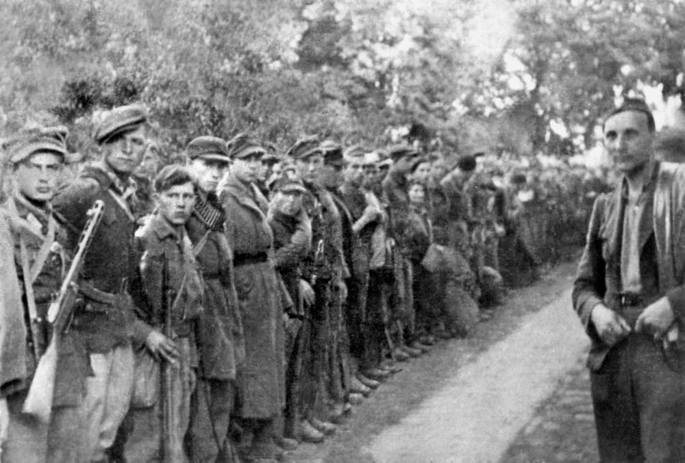 Szczebrzeszyn, 30 lipca 1944. Por. Tadeusz Kuncewicz „Podkowa” (pierwszy z prawej) z batalionem zbornym 27 Wołyńskiej Dywizji Piechoty Armii Krajowej, z którym jego oddział kwaterował od lipca 1944. Fot. NAC