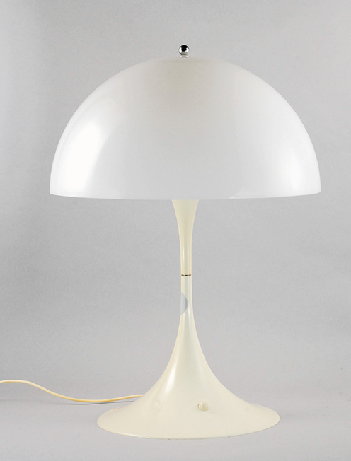 Lampa Stołowa Panthella, proj. Verner Panton, 1971, biały akryl (źródło: materiały prasowe organizatora)