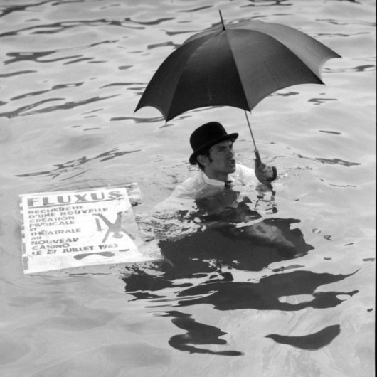 Ben Vautier pływa w porcie w Nicei, 26 lipca 1963, Nicea, podczas Fluxus Festival dArt Total (et du Comportement), fot. Philippe Franois (źródło: materiały prasowe organizatora)