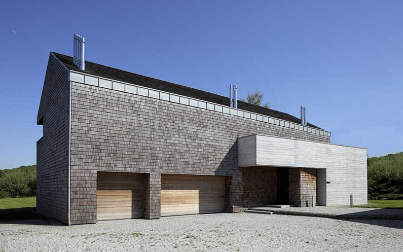 Willa z betonu architektonicznego i dranicy cedrowej w Libertowie zaprojektowana przez Biuro Architektoniczne Barycz i Saramowicz (źródło: materiały prasowe organizatora)