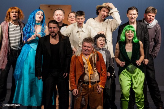 Spektakl „Pinokio”, scena zbiorowa (źródło: materiały prasowe teatru)